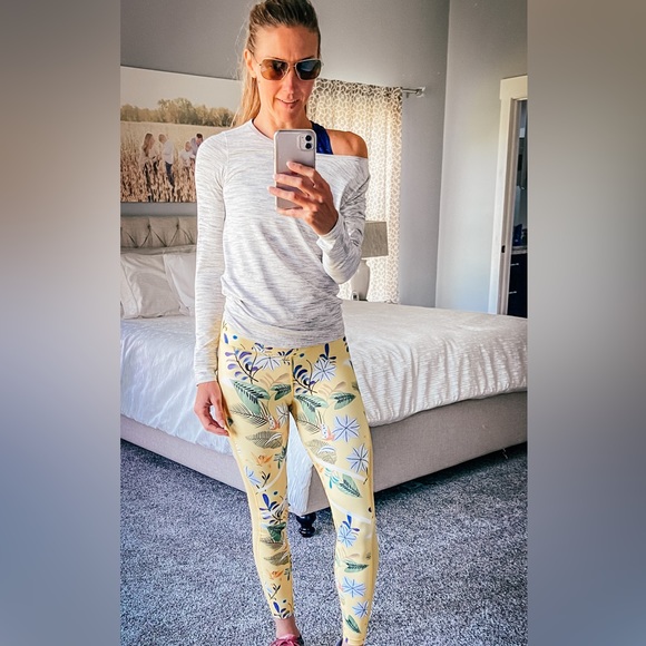 ZYIA ACTIVE Women's Yellow Floral Reflective Light n Tight Leggings 24” inseam - Picture 3 of 13